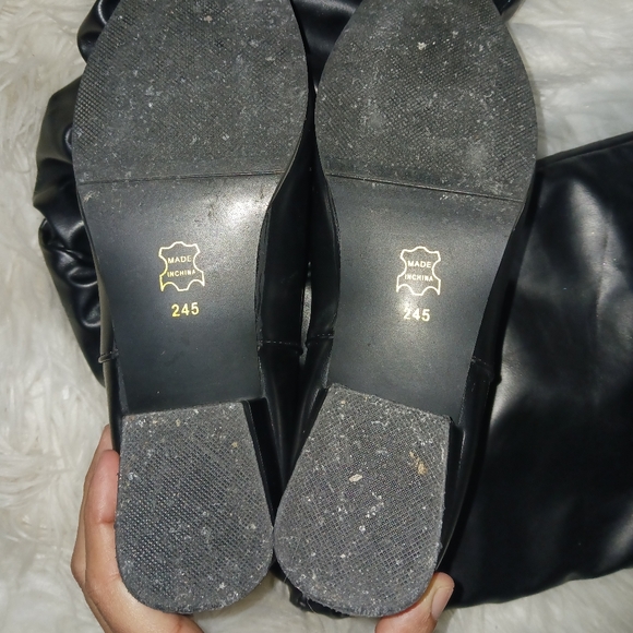 Women Black slouchy flat knee boots - Picture 10 of 12